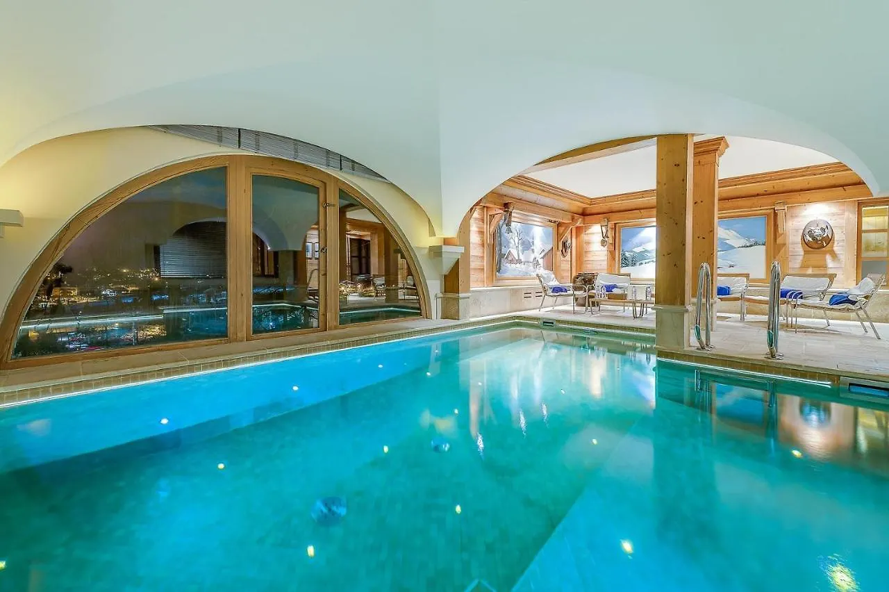 Val D'Isere - Extraordinaire Chalet Montana Avec Piscine Sur La Piste Olympique De Belevarde.
